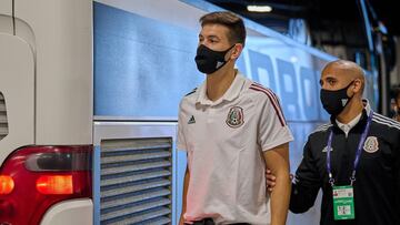 César Montes llega a la concentración del Tri