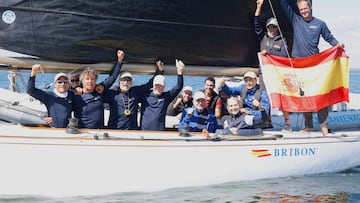 La tripulación del Bribón, con el rey emérito Juan Carlos I, celebra su victoria en el Mundial de Clase 6 Metros en Nueva York.