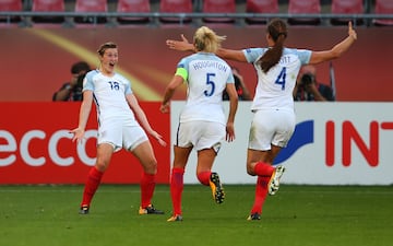 El anterior récord también lo ostenta Inglaterra, que en la fase de grupos de la EURO 2017, marcó 6 goles a Escocia. Si bien es cierto que Escocia no lo tubo fácil para este partido, ya que perdió a jugadoras importantes como Kim Little y Jennifer Beattie. Al descanso de este partido, Inglaterra se fue a los vestuarios con un margen de 3-0. Era el mayor margen de goles al descanso hasta la fecha. Jodie Taylor consiguió el primer hat-trick en una Eurocopa y la goleada la completaron Ellen White, Jordan Nobbs y Toni Duggan.