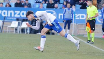 Pau Sans ingresa en el terreno de juego en su debut con el primer equipo del Real Zaragoza.