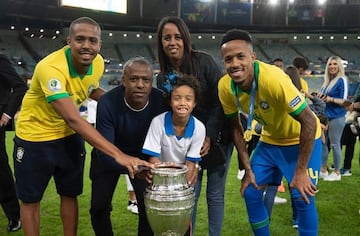 Militao, junto a su hermano mayor, su hermana pequeña y sus padres.