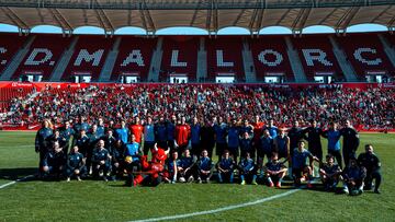 Plantilla, técnicos y auxiliares del RCD Mallorca en el entrenamiento de puertas abiertas en Son Moix el 31 de diciembre de 2024.