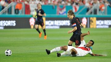 Modric, en acci&oacute;n con su selecci&oacute;n, en la derrota ante Per&uacute; en el amistoso celebrado en Miami.