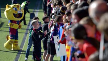 Barcelona's Spanish forward #20 Daniel Olmo signs autographs during a training session open for the fans at the Joan Gamper training ground in Sant Joan Despi, near Barcelona, on December 29, 2024. (Photo by MANAURE QUINTERO / AFP)