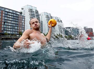 Lewis Daly, jugador de waterpolo de la selección de Inglaterra, se entrena en el Muelle 9 del Centro de Deportes Acuáticos Salford Quays, en el área metropolitana de Gran Manchester. Salford Quayds ha vuelto a abrir sus instalaciones, aunque con estrictas medidas de seguridad como reducción del aforo y mayor distancia entre deportistas.