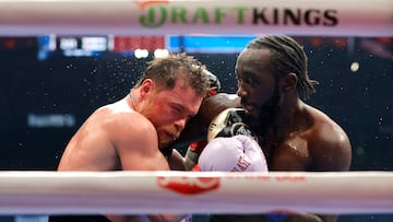 LAS VEGAS, NEVADA - SEPTEMBER 13: (L-R) Canelo Alvarez exchanges punches with Terence Crawford in their�undisputed super middleweight title fight during Netflix's Canelo v Crawford Fight Night at Allegiant Stadium on September 13, 2025 in Las Vegas, Nevada. Steve Marcus/Getty Images/AFP (Photo by Steve Marcus / GETTY IMAGES NORTH AMERICA / Getty Images via AFP)