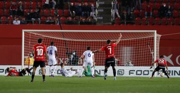 Ocasión del Mallorca. Pablo Maffeo remata con su pierna izquierda y manda el balón al poste izquierdo de la portería de Thibaut Courtois.