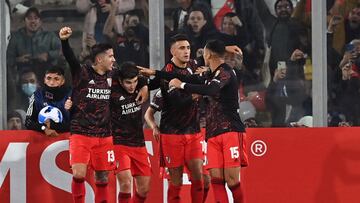 Argentina's River Plate Matias Suarez (2-L) celebrates with teammates after scoring against Chile's Colo Colo during their Copa Libertadores group stage football match, at the David Arellano Monumental stadium in Santiago, on April 27, 2022. (Photo by MARTIN BERNETTI / AFP)