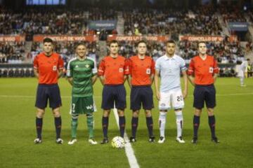 El árbitro De Burgos Begoetxea acompañado por sus asistentes García Fernández y De Francisco Grijalba, el cuarto árbitro Carbajales Gómes y los capitanes Joaquín y Cabral.
