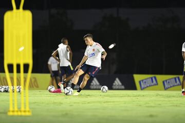 Matheus concentrado en la práctica. El mediocampista del Porto también sería titular este jueves para jugar junto a Wilmar Barrios en el centro del campo.