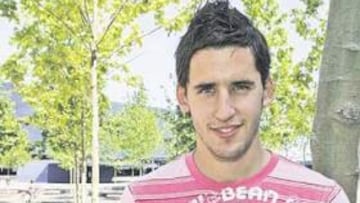 <b>QUE NOCHE LA DE AQUEL DÍA. </b>Corominas posó con la portada que AS hizo la semana pasada tras su gol ante la Real Sociedad.