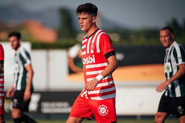 Formado en el Sabadell, firmó en 2020 por el Girona, con 18 años, para jugar en el segundo equipo blanquirrojo, pero debutó antes con el primer equipo que con el B, ya que en julio de 2020 hizo su debut profesional jugando 20 minutos ante el Alcorcón. Tras un año cedido en el Sabadell, en 2023 fue cedido al FC Barcelona B. Un año después ya fue fichado por el club barcelonés.