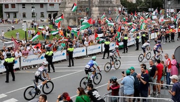 Los conductores en bicicleta pasan a través de los oponentes correctos.
