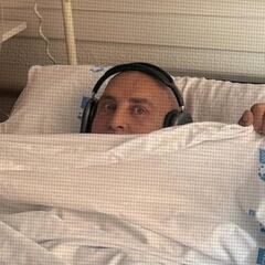 Kiko Matamoros reaparece tras su operación de urgencia: “Estoy igual que mi Madrid”