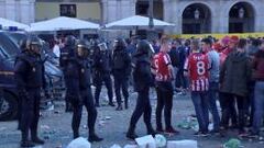 Un grupo de aficionados del PSV en la Plaza Mayor. 