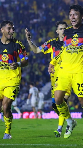 Soccer Football - Liga MX - Club America v Pumas UNAM - Estadio Ciudad de los Deportes, Mexico City, Mexico - September 27, 2025 Club America's Alejandro Zendejas celebrates scoring their third goal with Ramon Juarez REUTERS/Eloisa Sanchez