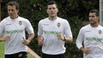 El Valencia ha puesto punto y final a los partidos amistosos de pretemporada en los que Unai Emery ha comprobado el estado de forma de todos sus jugadores para poner en liza su once ideal en la llegada de los partidos oficiales, y una de las posiciones que más dificultades está poniendo al técnico vasco es la portería, con César y Moyá haciendo méritos para ser titulares