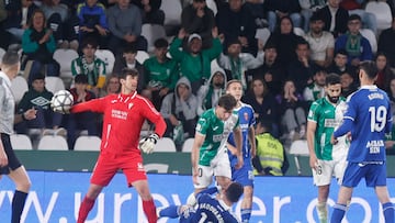 Iker Álvarez en el partido del Córdoba CF contra el Real Zaragoza