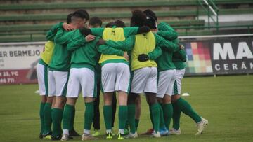 Los jugadores del Cacereño, en la previa de un partido de Liga.