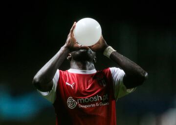 Curiosa celebración del futbolista luso-bisauguineano del Braga, Armindo Tué Na Bangna, conocido deportivamente como Bruma.