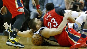 Marc Gasol y Anthony Davis pelean por un bal&oacute;n en el suelo del FedExForum de Memphis.