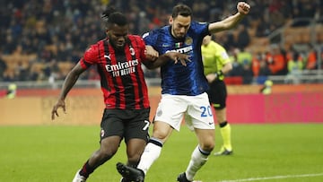 Soccer Football - Serie A - AC Milan v Inter Milan - San Siro, Milan, Italy - November 7, 2021 Inter Milan&#039;s Hakan Calhanoglu in action with AC Milan&#039;s Franck Kessie REUTERS/Alessandro Garofalo