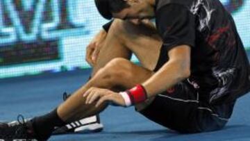 Djokovic cae entre silbidos