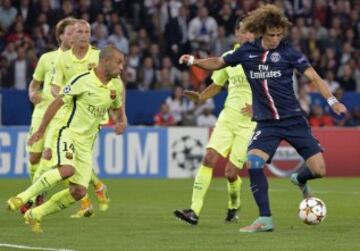 El jugador del París Saint-Germain David Luiz, remata para conseguir el primer gol ante el FC Barcelona, durante el partido del grupo F de la Champions League disputado en el estadio Parque de los Príncipes de París, Francia, el 30 de septiembre del 2014.