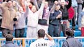 Cicinho fue jaleado por un millar de aficionados en el Bernabéu.