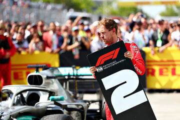 Sebastian Vettel, tremendamente enfadado por su sanción, se dirigió hacia el lugar donde debía estar su coche y cambió el número 1 de Hamilton por el segundo suyo.