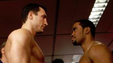 <b>DIFERENCIA. </b>Klitschko (1,98 m. de altura) saluda a Chambers (1,85).