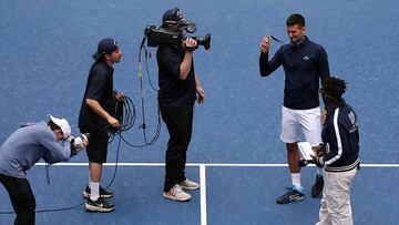 NEW YORK, NEW YORK - AUGUST 24: Novak Djokovic of Serbia shows off his gold medal while being introduced alongside Dude Perfect during Arthur Ashe Kid's Day ahead of the US Open at USTA Billie Jean King National Tennis Center on August 24, 2024 in New York City. Jamie Squire/Getty Images/AFP (Photo by JAMIE SQUIRE / GETTY IMAGES NORTH AMERICA / Getty Images via AFP)