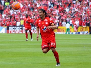 Más de 25 mil hinchas rojos acompañaron al América en su regreso a El Campín en la primera división.