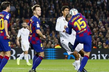 El plantillazo de Lenglet a Varane en el Clásico.