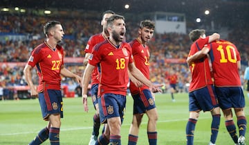 Jordi Alba celebra con rabia su tanto ante Suiza. 

