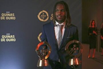 Renato Sanches posa con sus trofeos.