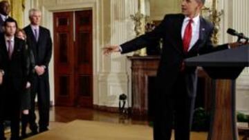 <b>LOS CAMPEONES EN LA CASA BLANCA. </b>Los integrantes del equipo Los Angeles Lakers escuchan con atención al presidente Obama.