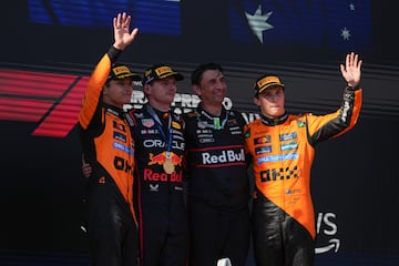Max Verstappen (Red Bull), Lando Norris y Oscar Piastri (McLaren) en el podio de ?mola, GP de Emilia Roma?a de F1 2025.