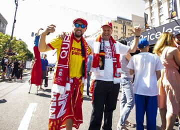 Aficionados del Liverpool presentes en las calles de Kiev.