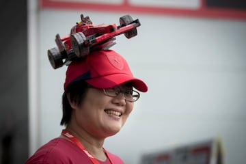 Seguidores japoneses presentes en el circuito de Suzuka para disfrutar de la carrera. 