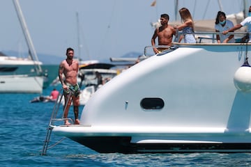 Messi and Suárez enjoy Ibiza holiday with family