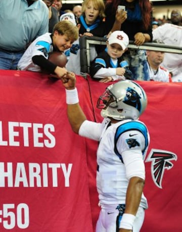 El 2 de junio los Carolina Panthers ratificaron su apuesta por Cam Newton y firmaron su renovación por otros cinco años y 103 millones de dolares, poniendo en sus manos el presente de la plantilla. Como vemos en la foto, parece que los fans (al menos los más jóvenes) confían en su ídolo.