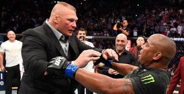 Lesnar empuja a Cormier sobre el octágono.