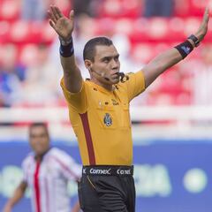 Árbitro anula mal un gol de Chivas