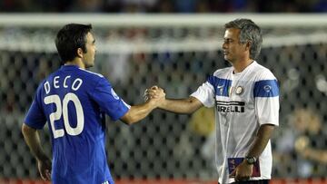 Deco y Jose Mourinho se saludan en un amistoso entre Chelsea e Inter de Milán en julio de 2009 en Pasadena (California, Estados Unidos).