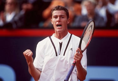 El otro gran exponente del tenis ruso de finales del siglo XX y comienzos del XXI ganó un US Open, un Open de Australia y fue número uno durante nueve semanas a caballo entre el año 2000 y 2001. Su hermana, Dinara Safina, consiguió la misma condición en el circuito WTA. Son la única pareja de hermanos que lo ha logrado hasta la fecha.