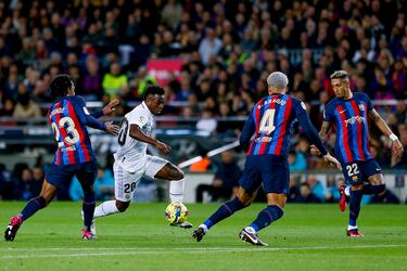 Vinicius Junior entre Jules Koundé, Ronald Araujo y Raphinha.