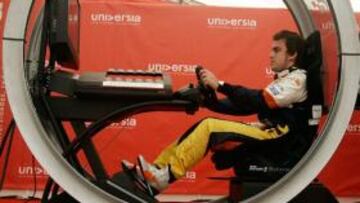 <b>CON LA JUVENTUD. </b>Antes de comparecer en la rueda de prensa oficial, Alonso lo hizo en un acto publicitario ante 500 universitarios.