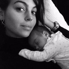 Georgina acaba el año "loca de amor" con Alana Martina