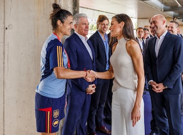 La Reina saludó a miembros del la RFEF y a las jugadoras. En la foto, saluda a la segunda entrenadora, Montse Tomé.